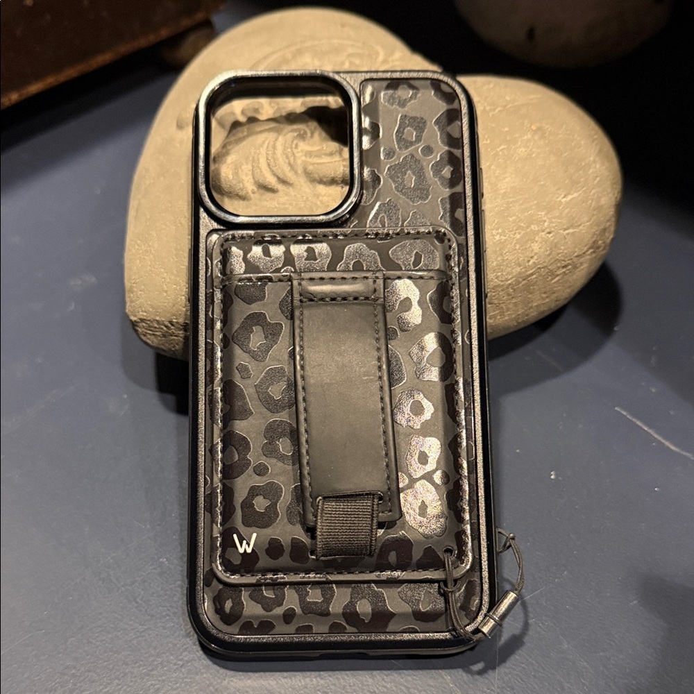 iPhone 15 Pro Max Elegant Black Leopard Walli Phone Case with magnetic wallet